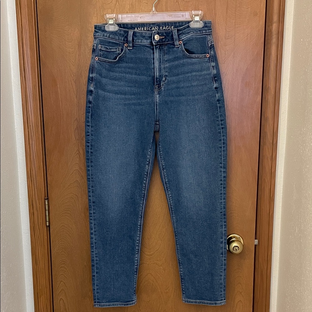 American Eagle High Rise Denim Mom Jeans, size 4 Short